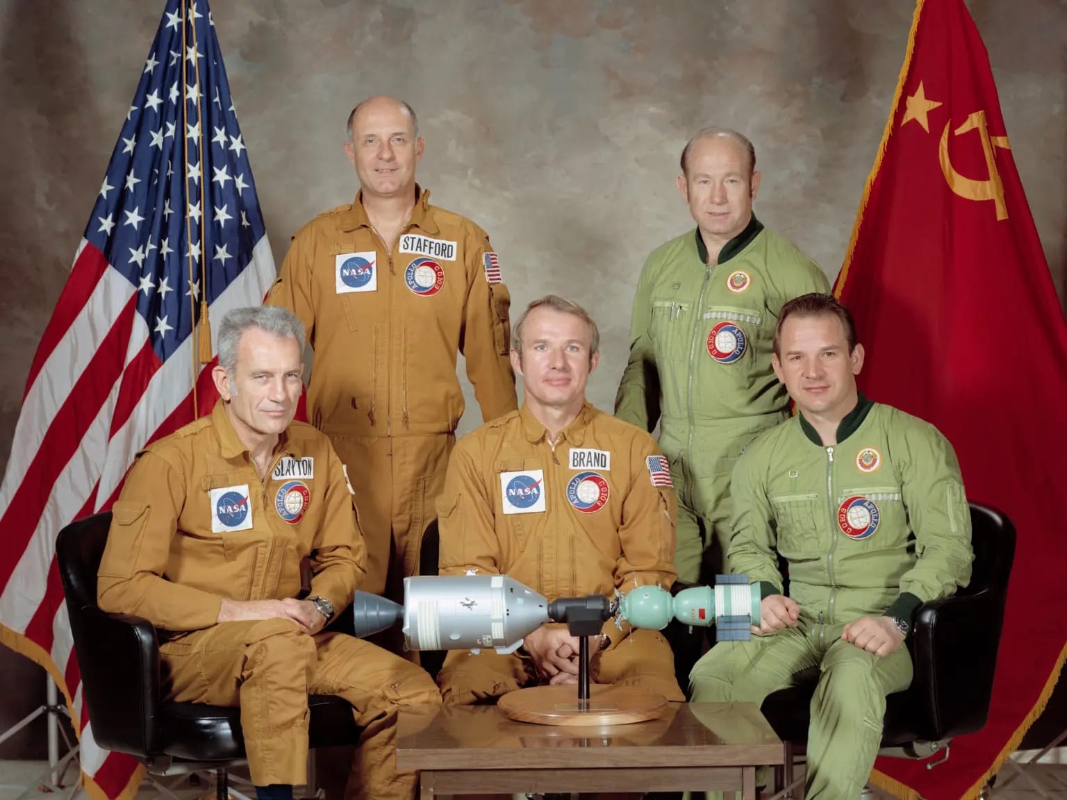 11-apollo-soyuz-crew-nasa.jpg